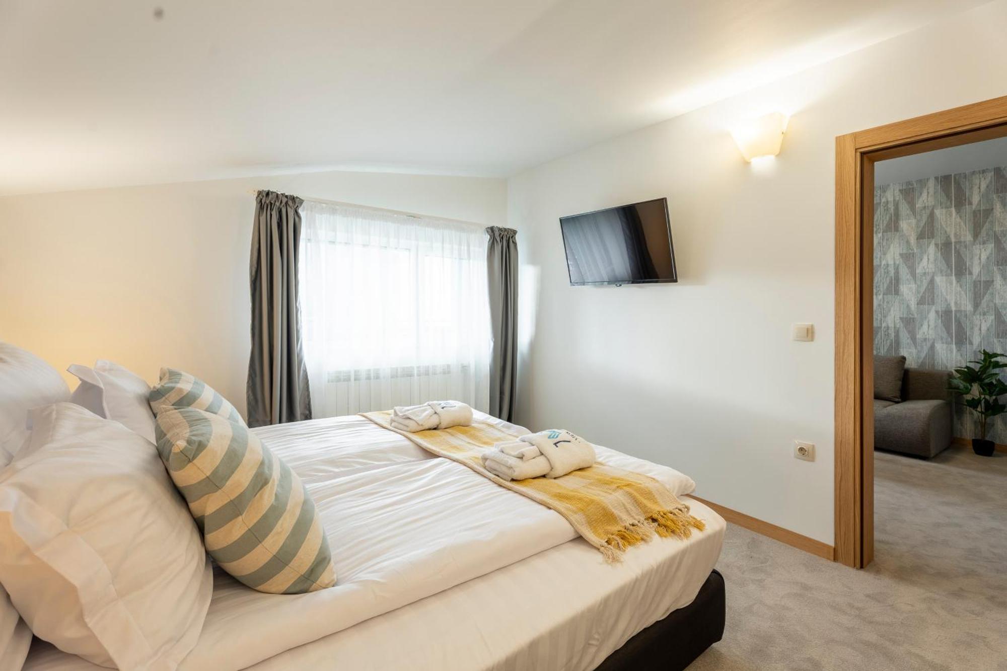 103 View Park Hotel Panichishte Bagian luar foto